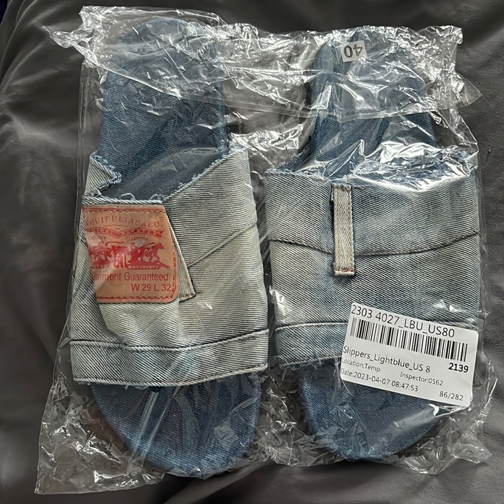 Levi’s Slippers size 8